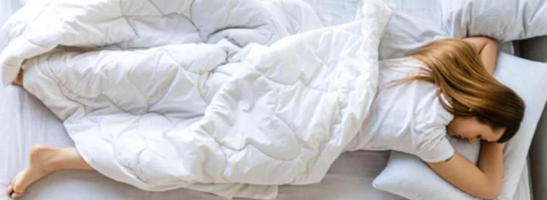 Сон на животі може шкодити здоров’ю: лікарі розповіли, кому варто уникати цієї пози