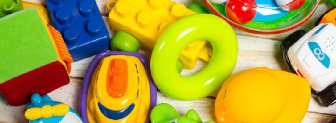 Що приховують яскраві іграшки на полиці: список речей, які можуть нашкодити дитині
