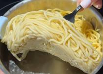 Злиплися макарони? Дізнайся простий спосіб, який допоможе повернути їм ідеальну текстуру