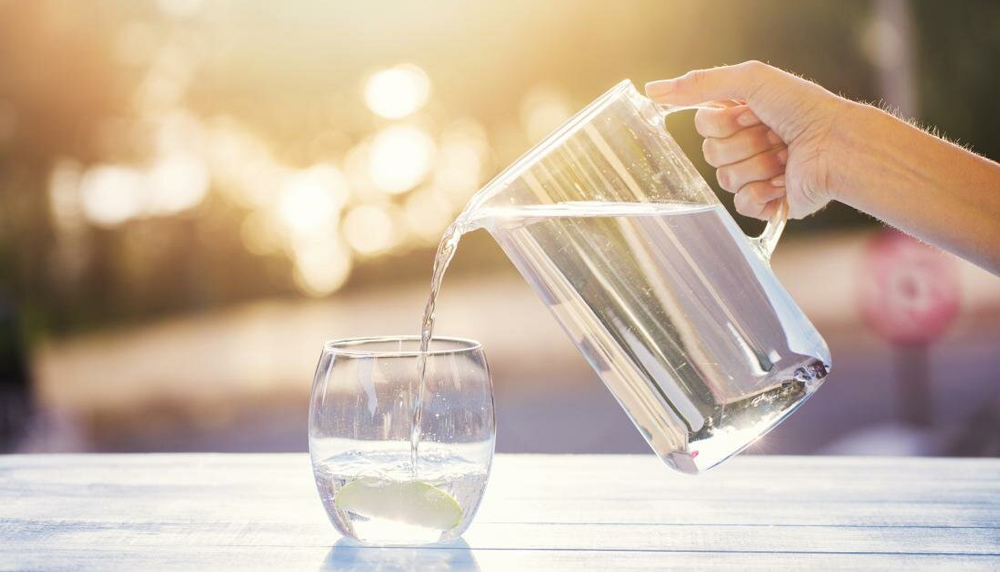 Чи справді склянка теплої води зранку корисна для здоров’я: що кажуть лікарі