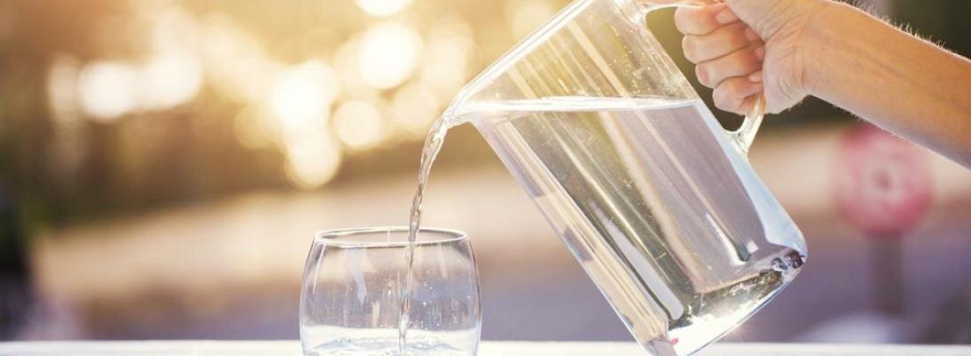 Чи справді склянка теплої води зранку корисна для здоров’я: що кажуть лікарі