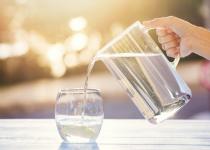 Чи справді склянка теплої води зранку корисна для здоров’я: що кажуть лікарі