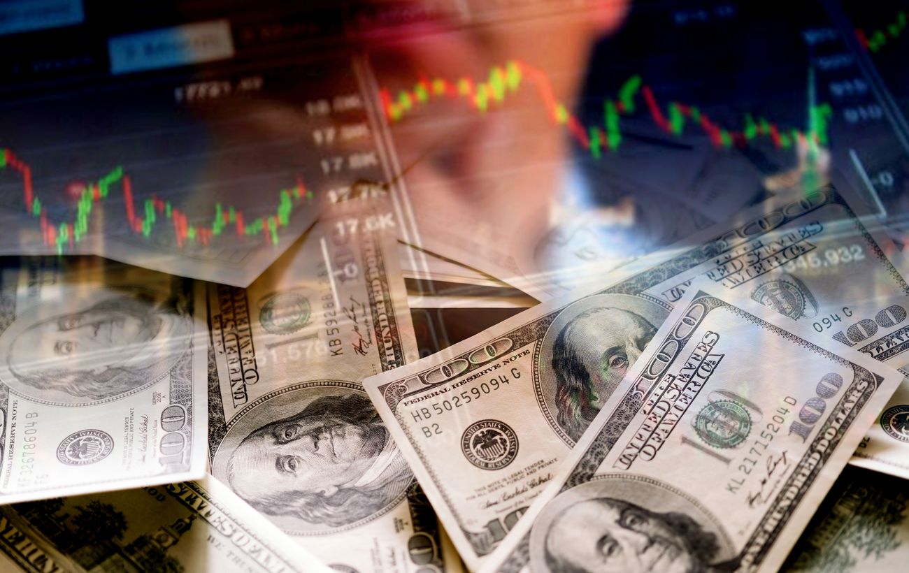 Долар та євро дешевшають після вихідних: курс в обмінниках та банках на 6 квітня