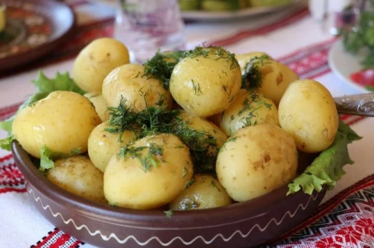 Популярний продукт у раціоні: лікар пояснила, кому слід обмежити споживання картоплі