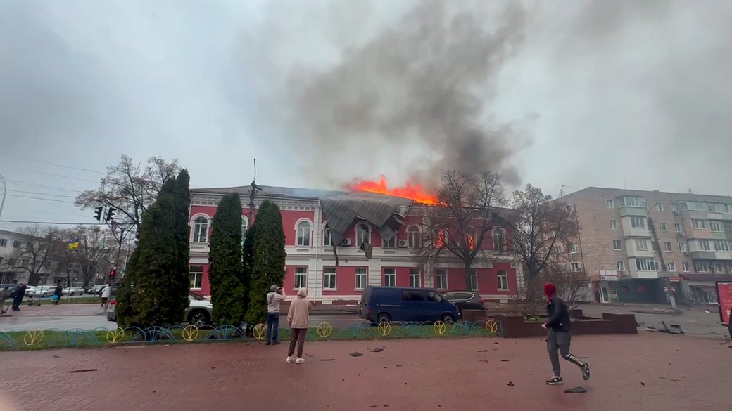 Жах у Прилуках! Російські окупанти атакували центр міста: горять будівлі, є постраждалі