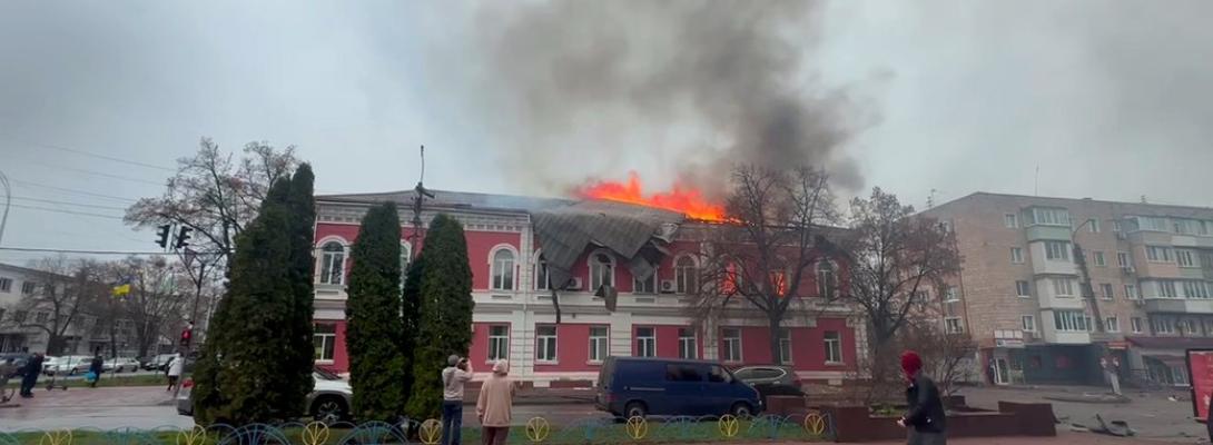 Жах у Прилуках! Російські окупанти атакували центр міста: горять будівлі, є постраждалі
