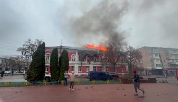Жах у Прилуках! Російські окупанти атакували центр міста: горять будівлі, є постраждалі