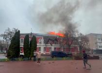 Жах у Прилуках! Російські окупанти атакували центр міста: горять будівлі, є постраждалі