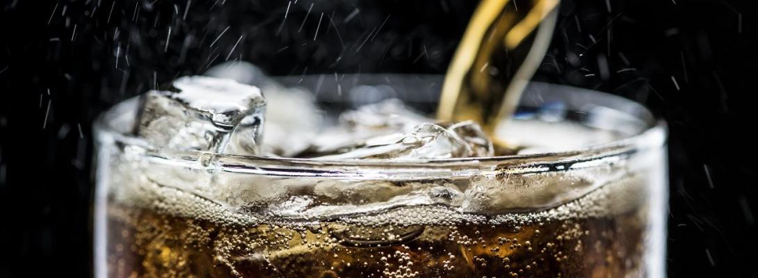 Лікарі розкрили правду: що насправді робить дієтична газована вода з вашою печінкою 