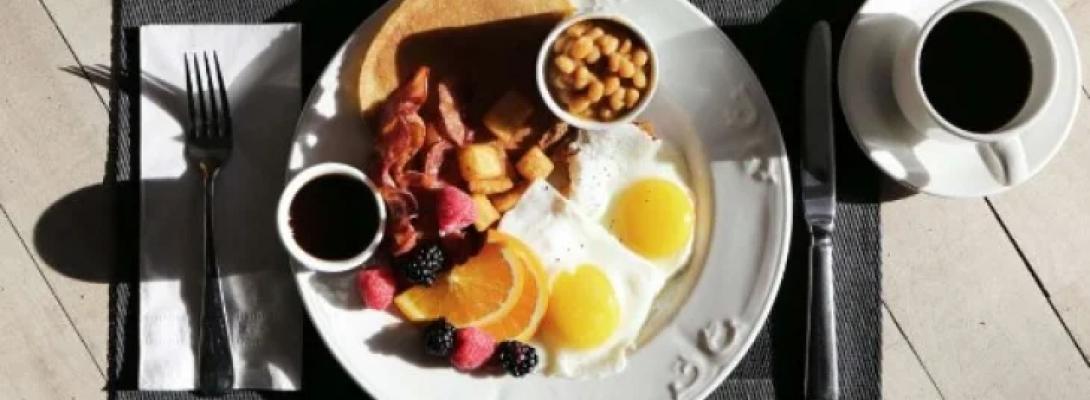 Сніданок, який продовжує життя: ці продукти обов’язково варто включати до раціону