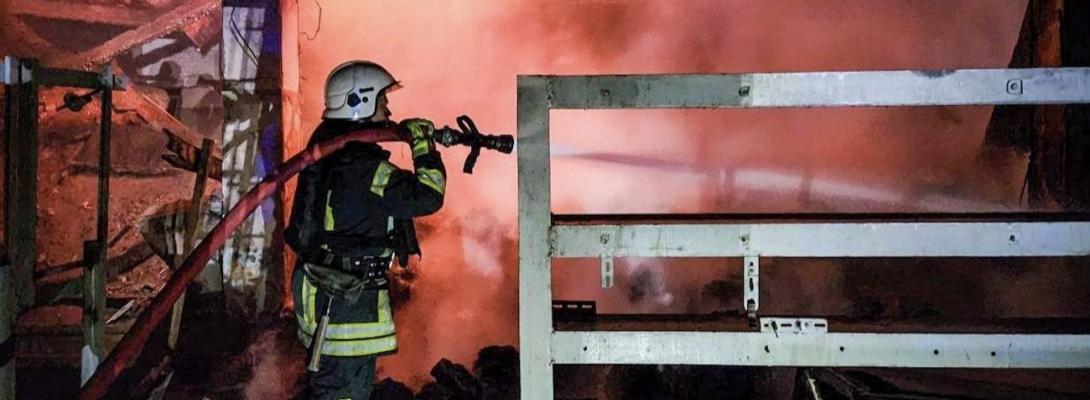 Спалахнули пожежі у порту і на складах: росія масовано вдарила по Одещині дронами