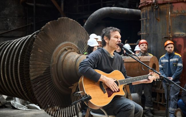 Концерт серед уламків: Вакарчук виступив на зруйнованій ТЕС для енергетиків ДТЕК 