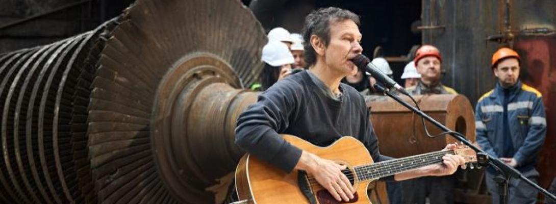 Концерт серед уламків: Вакарчук виступив на зруйнованій ТЕС для енергетиків ДТЕК 