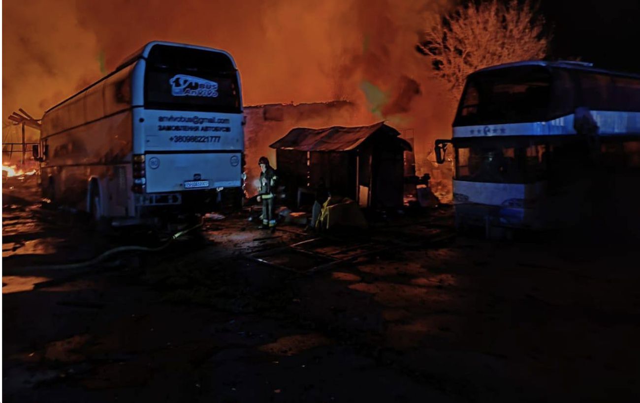 Пошкоджено судно у порту та знищені автобуси: рф масовано вдарила по Одещині