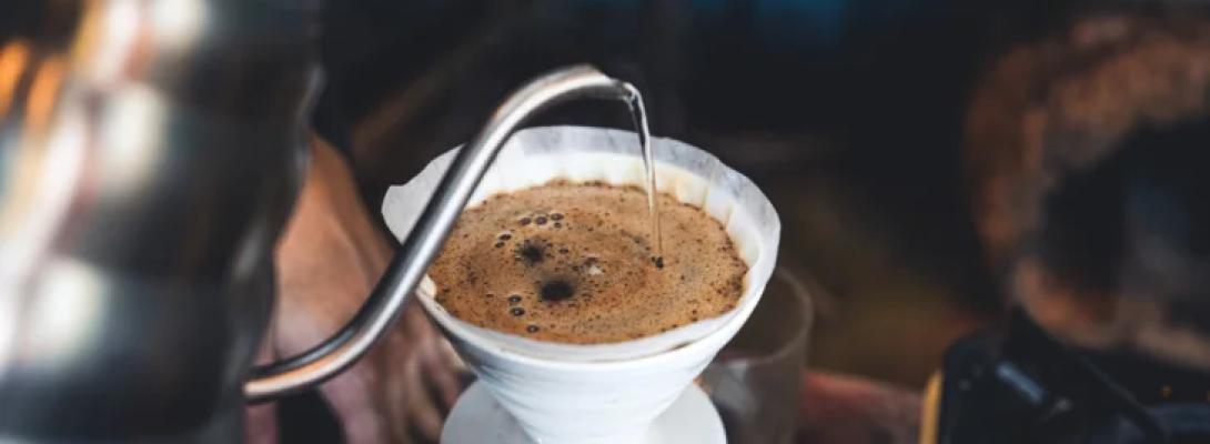 Чому каву рекомендують запивати водою і як ця проста звичка впливає на самопочуття 