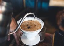 Почему кофе рекомендуют запивать водой и как эта простая привычка влияет на самочувствие
