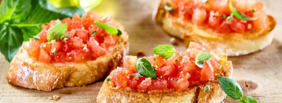 Секрет італійської кухні: класичний рецепт брускетти з помідорами, який варто спробувати