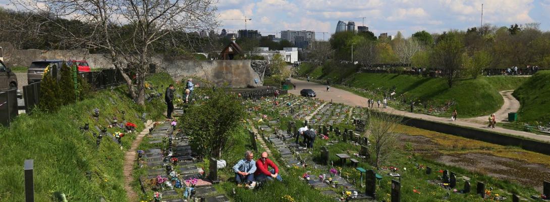 Гробки, Проводи чи Радониця? Священник пояснив, в які дні насправді поминати померлих