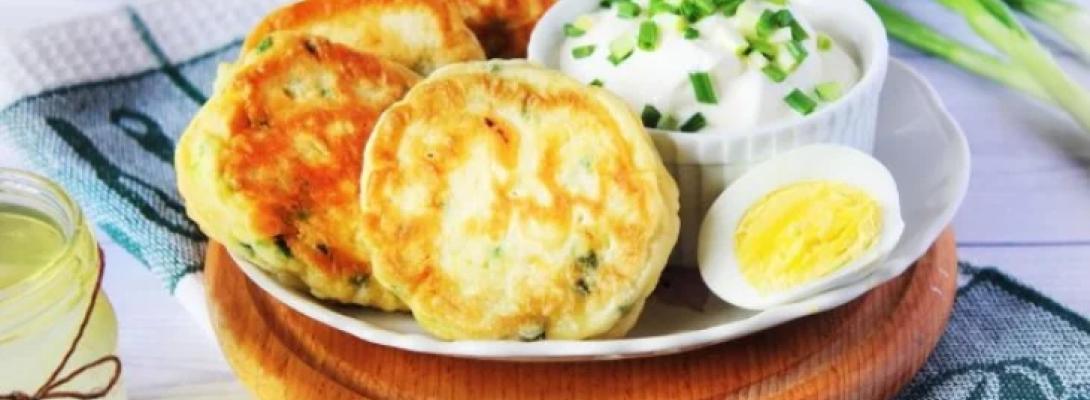 Ліниві пиріжки з зеленою цибулею та яйцем: як швидко приготувати смачну домашню страву