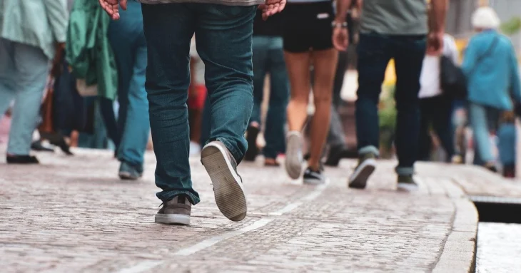 Скільки потрібно ходити щодня насправді: дослідники розвінчали міф про 10 тисяч кроків