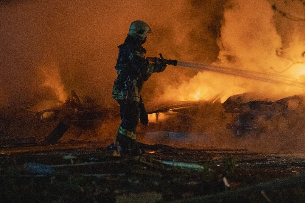 Ніч жаху в Сумах: російські дрони вдарили по житлових будинках і лікарні