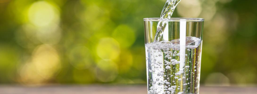 Скільки води насправді потрібно пити щодня: розвінчуємо найпоширеніші міфи 