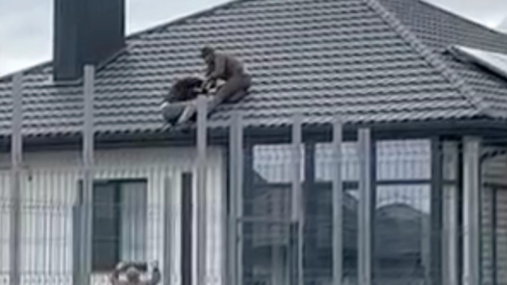 Мобілізували з даху будинку: у ТЦК заявили, що чоловік сам попросив допомоги спуститися