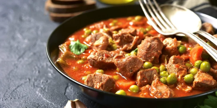 Соковита тушкована яловичина з помідорами: покроковий рецепт смачної та ароматної вечері