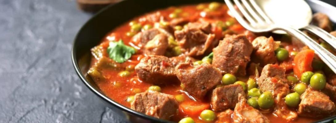Соковита тушкована яловичина з помідорами: покроковий рецепт смачної та ароматної вечері