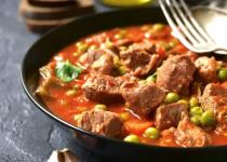 Сочная тушеная говядина с помидорами: пошаговый рецепт вкусного и ароматного ужина.
