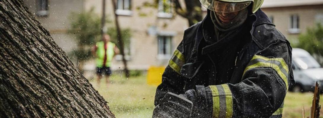 Небезпечний шторм відступає: що відомо про кількість жертв і наслідки негоди в Україні