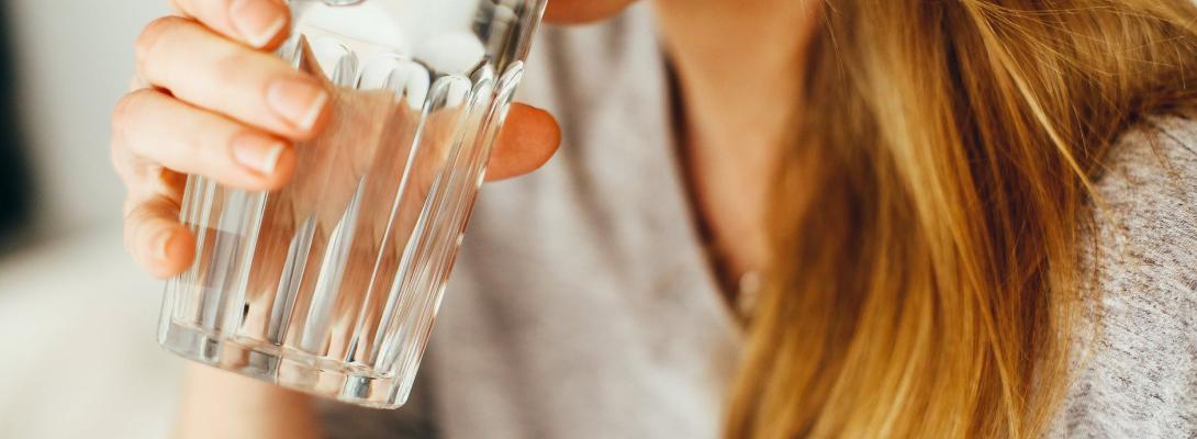 Чи варто запивати їжу водою при схудненні: що потрібно знати, щоб не нашкодити шлунку 