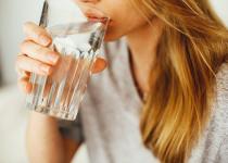 Чи варто запивати їжу водою при схудненні: що потрібно знати, щоб не нашкодити шлунку 