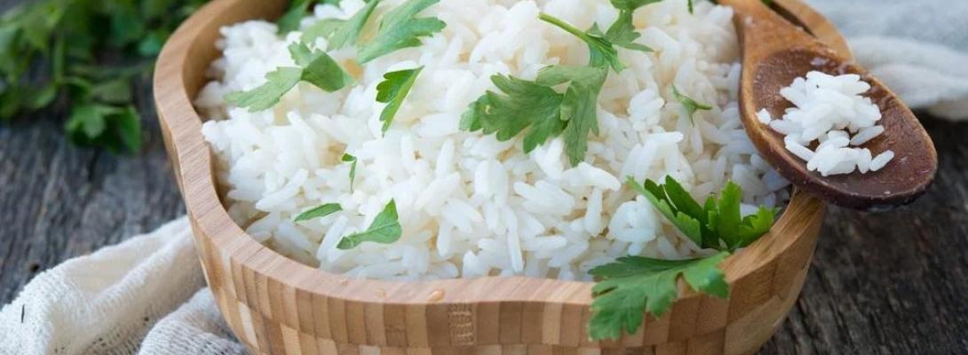 Чи потрібно промивати рис перед приготуванням: що впливає на смак і текстуру страви
