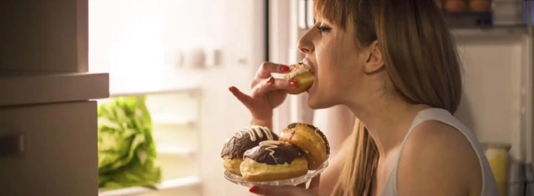 Що буде з тілом, якщо регулярно їсти ввечері після 19:00: вплив на вагу, енергію та сон