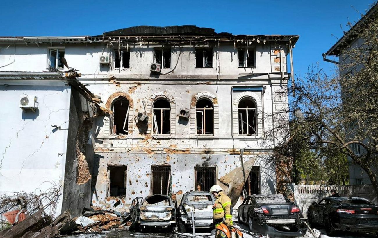 Російські окупанти атакували центр Чернігова, є постраждалі та руйнування 