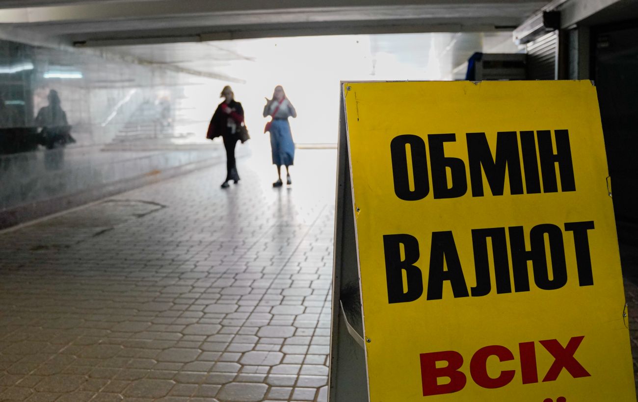 Долар падає, а євро стрімко росте: які "цінники" на валюту в обмінниках та банках