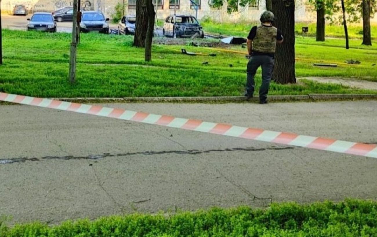 У Дніпрі вибухнуло авто посеред міста: є постраждалі, на місці працюють екстрені служби