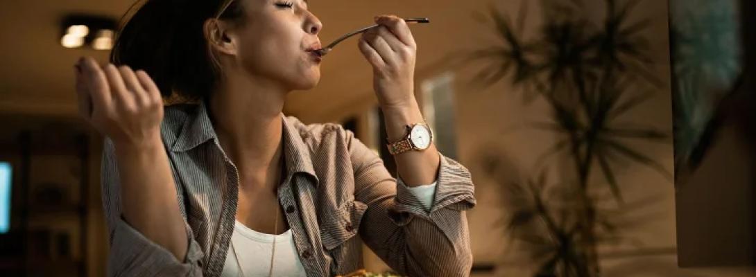 Ця звичка може нашкодити мозку: як нічні перекушування впливають на психічне здоров’я