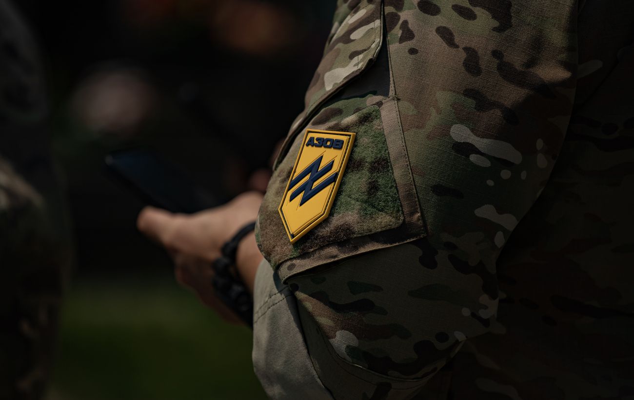 "Азов" заявив, що "повертається" до Маріуполя: що відомо про контроль неба над містом