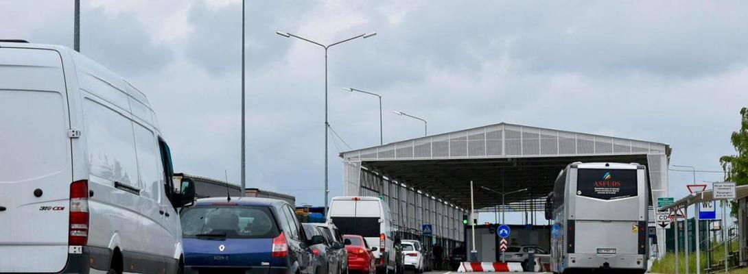Нові правила перетину кордону: з 12 травня "єЧерга" анулює записи без страховки
