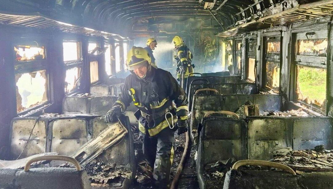 Поїздка перетворилася на жах! У Черкаській області під час руху загорівся електропотяг