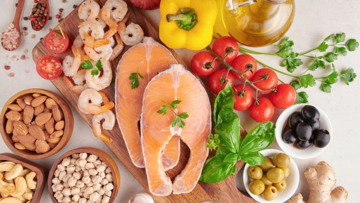 Як їжа впливає на нервову систему: продукти, які допомагають впоратися зі стресом 