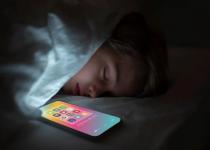 Ученые рассказали, почему категорически нельзя спать с телефоном под подушкой