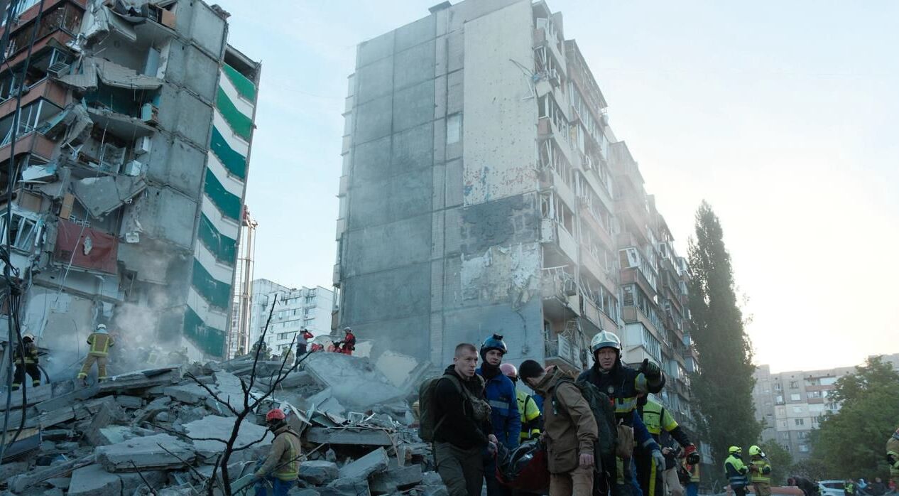 Моторошні наслідки удару по Києву: багатоповерхівку зруйновано, є загиблі та поранені