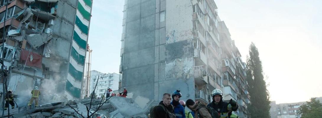 Моторошні наслідки удару по Києву: багатоповерхівку зруйновано, є загиблі та поранені