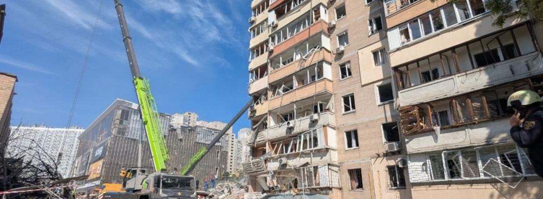 Який вигляд має 9-поверхівка в Дарницькому районі Києва після удару: репортаж