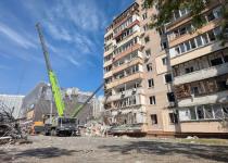 Який вигляд має 9-поверхівка в Дарницькому районі Києва після удару: репортаж