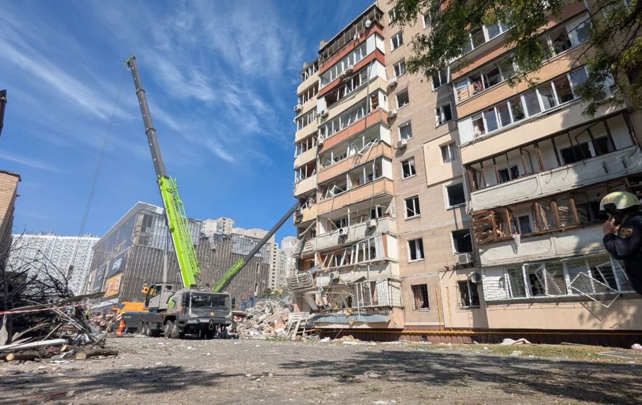 Який вигляд має 9-поверхівка в Дарницькому районі Києва після удару: репортаж