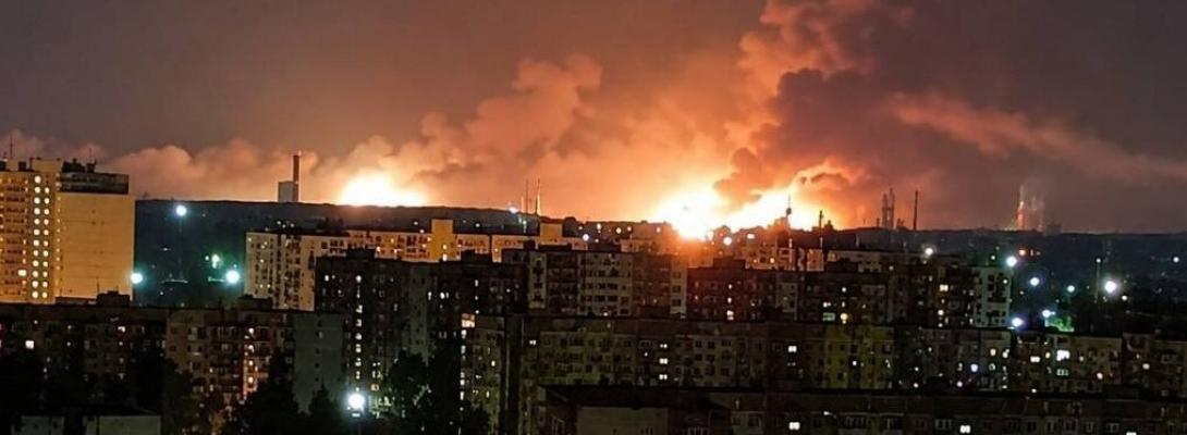 Окупанти в паніці! Дрони рознесли стратегічний НПЗ у Рязані: місто затягнуло густим димом